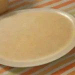 Un plato colorido y redondo sobre un mantel de cuadros