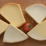Una colorida y armoniosa composición de quesos y verduras con luces