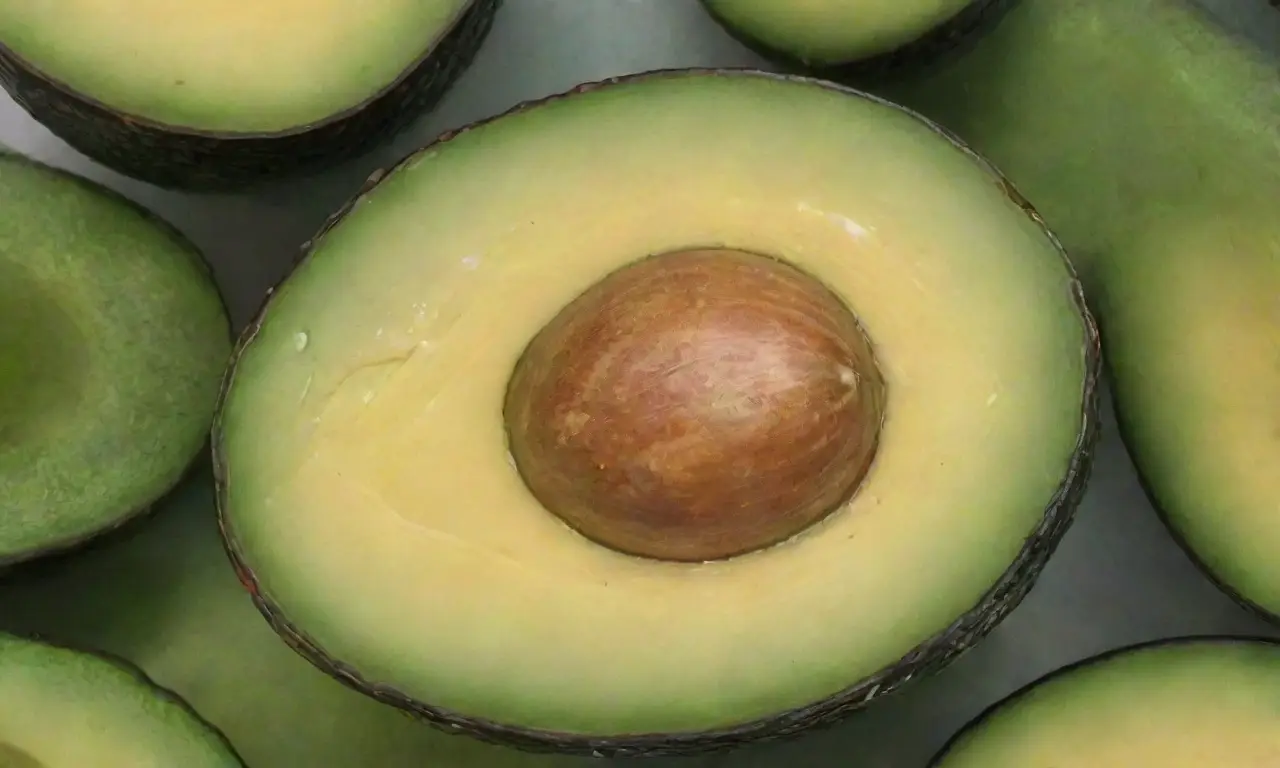 Un retrato vibrante de aguacates frescos y su entorno lleno de luz y textura