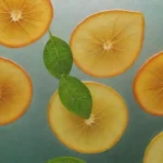 Láminas de mango brillantes y coloridas rodeadas de hielo y menta