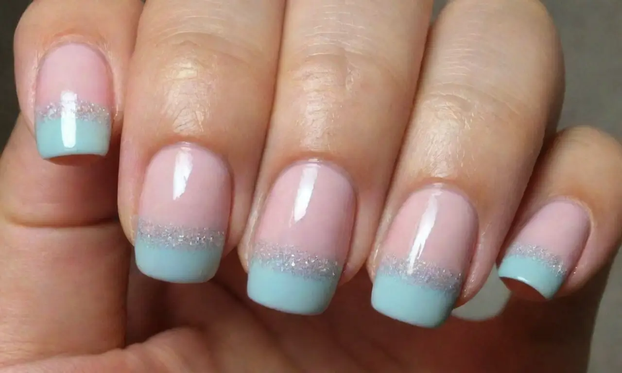 Diseño de uñas con un ombré suave y color vibrante que resalta detalles elegantes y brillo