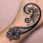 Tatuaje de punto y coma decorado con trabajo de líneas finas