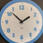 Un reloj con manecillas marcadas y suaves sombras